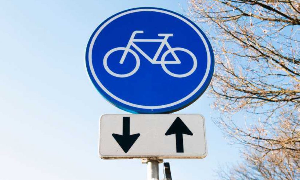 Fietser Botst Tegen Laag Hangend Bord Op Trottoir - NODR